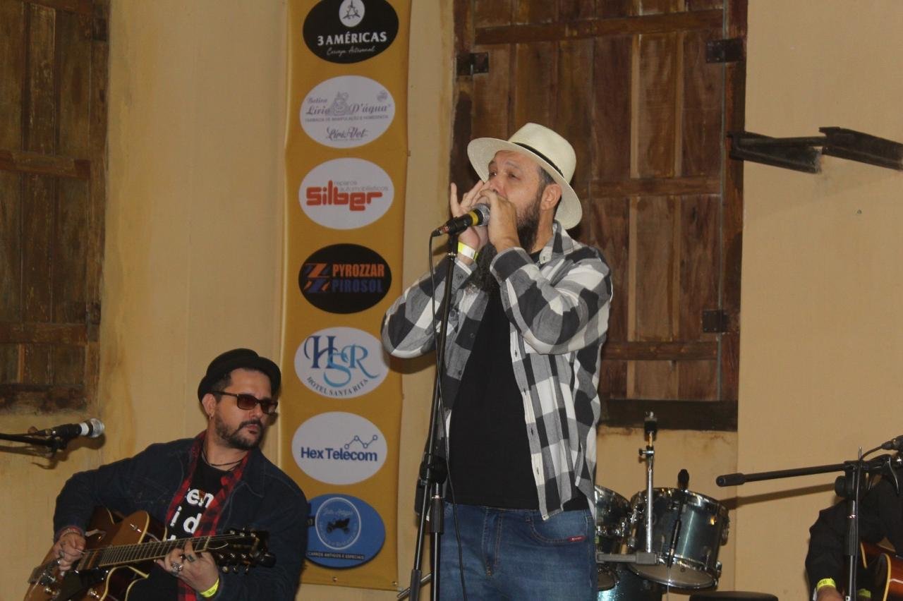 Apresentação de gaita e guitarra no festival