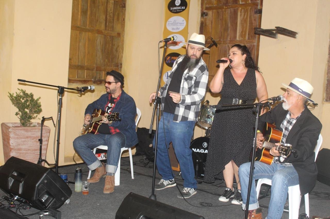 Músicos e cantora se apresentando no festival