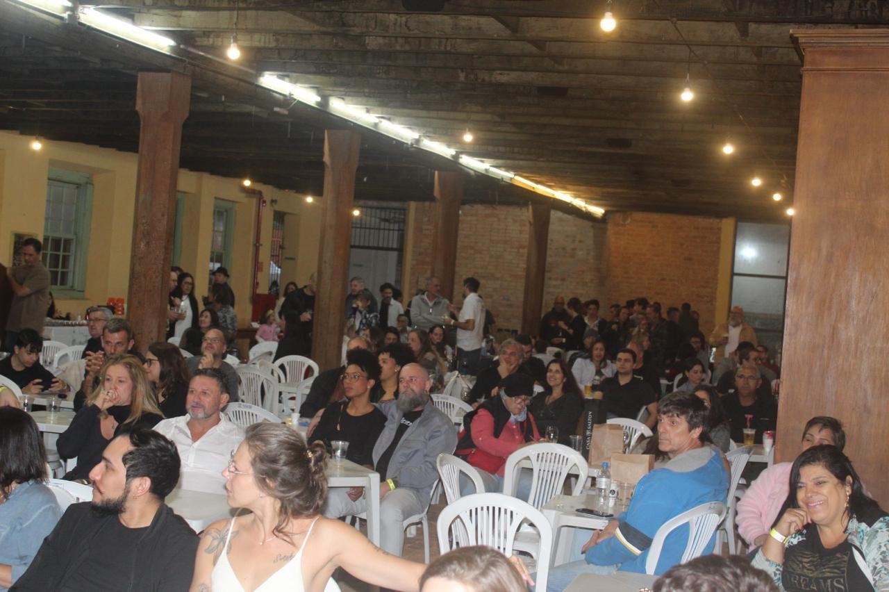 Público reunido para assistir ao festival